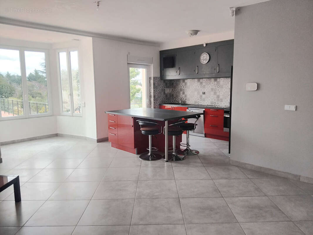 A vendre maison 8 pièces avec jardin, terrasse et vaste garage. - photo 2