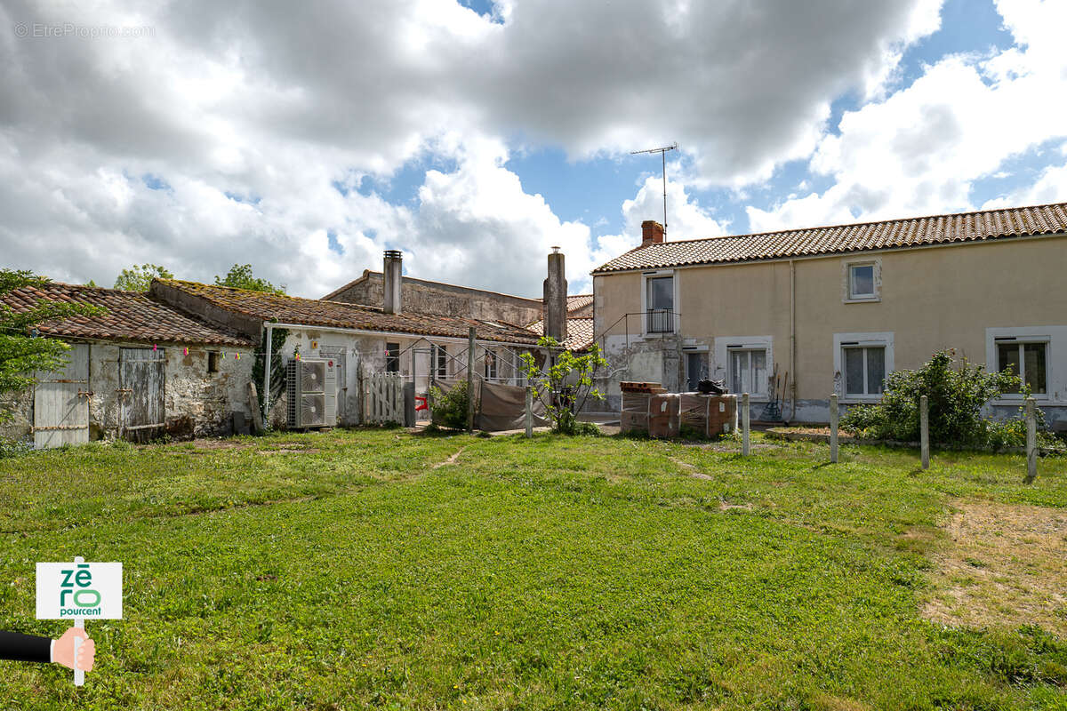 Maison à LES MAGNILS-REIGNIERS