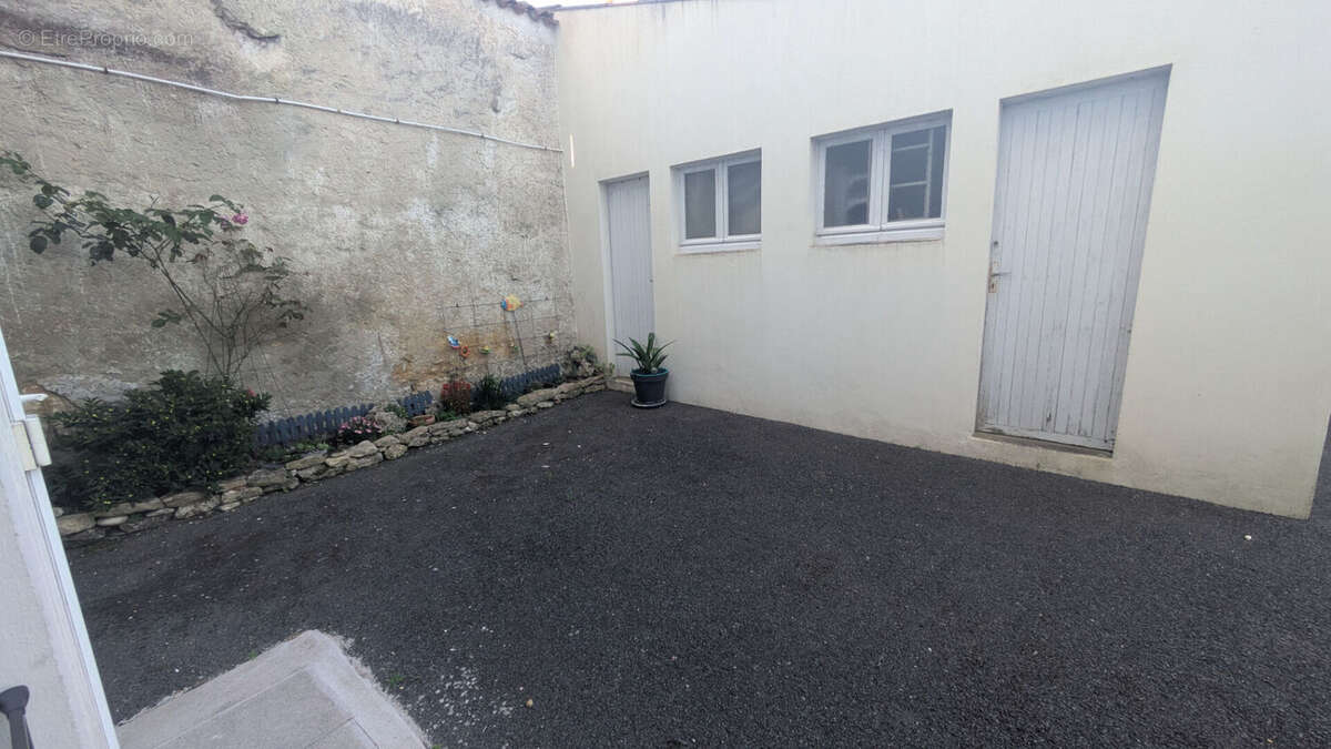Rochefort Centre - Appartement T2 de 58 m² avec garage, cellier et possibilité de 2ème chambre - photo 12
