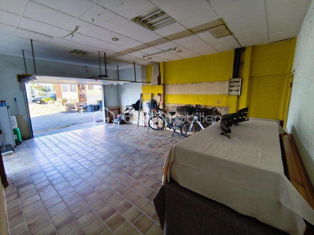 Local commercial de 170 m² avec fort potentiel sur terrain de 2 600 m² - photo 8