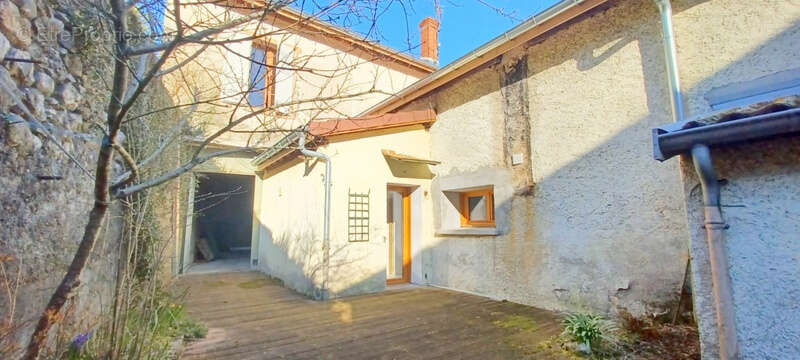 Maison à COLLONGES