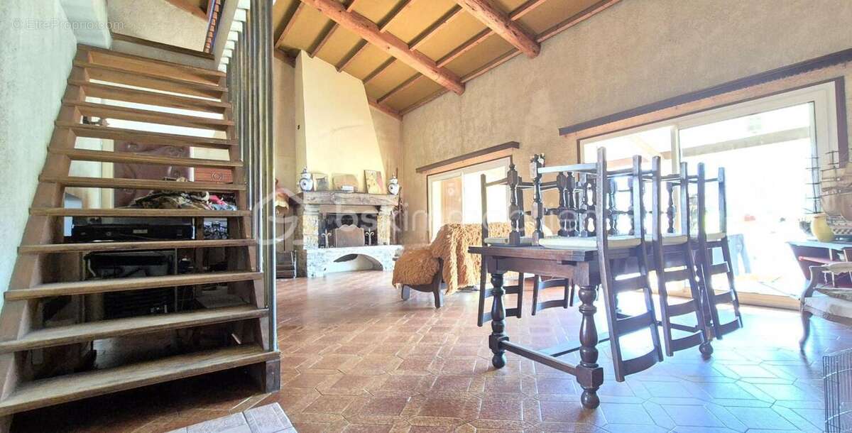 Propriete au calme--maison 410m² divisee en 5 appartements +garage-- parcelle de plus de  2000m² -zone ujn - photo 4