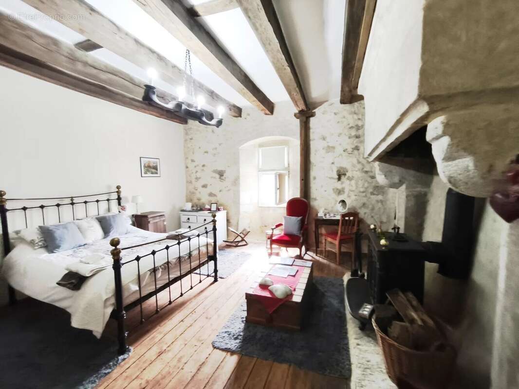 Domaine de Campagne Élégant du XIIIe Siècle avec Bois, Camping & Dépendances - photo 13