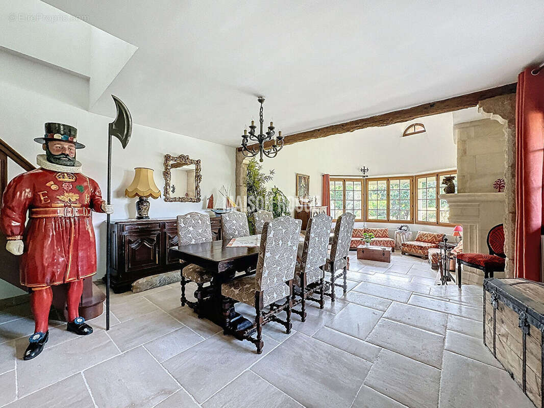 Maison à LE MESNIL-SAINT-DENIS