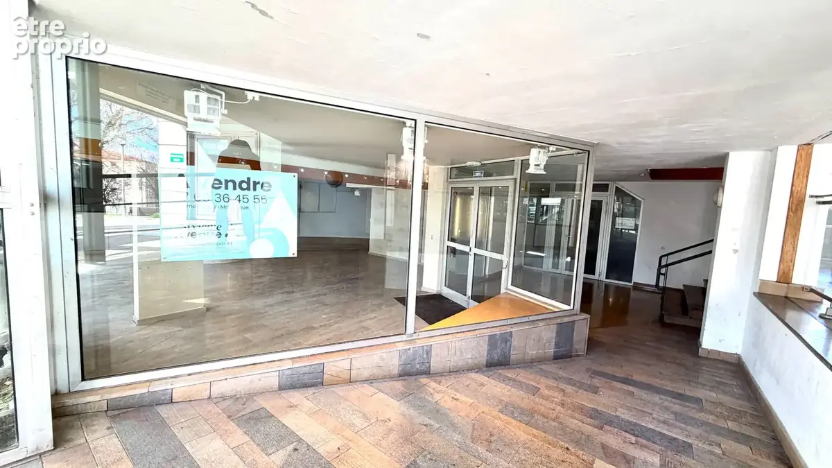 Local commercial de 303.48 m2 avec bureaux vitrines proche centre ville - photo 10