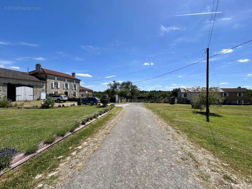 Domaine d'Exception de 17 Hectares, 4 chambres, 251m2 - gara - photo 2