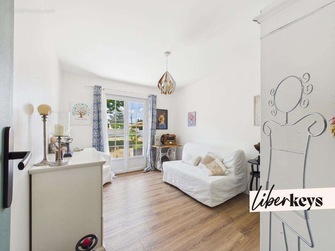 AUBIE-ET-ESPESSAS – Maison T5 rénovée 110 m² – Terrain 1 700 m² - photo 6
