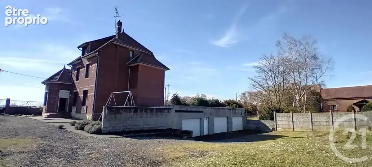 Maison 10 pièces 217 m² à vendre à Villers-Carbonnel (80200) - photo 2