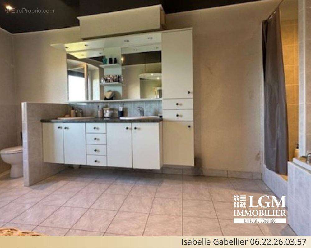 Maison à LE BREUIL-SUR-COUZE