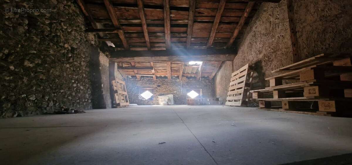 Maison de ville à rénover – beau potentiel avec vue sur le Glandasse - photo 5