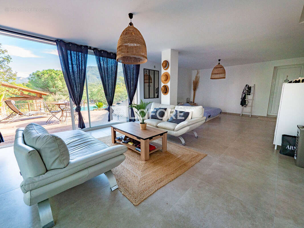 Maison à VILLELONGUE-DELS-MONTS