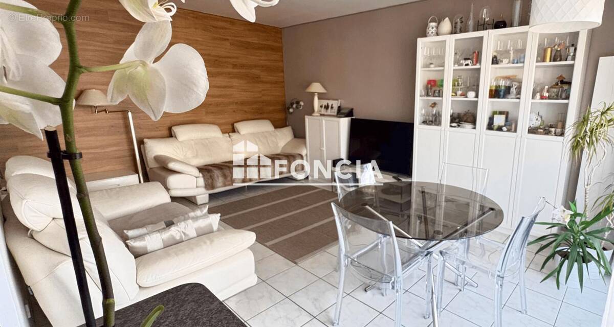 Appartement à FRESNES