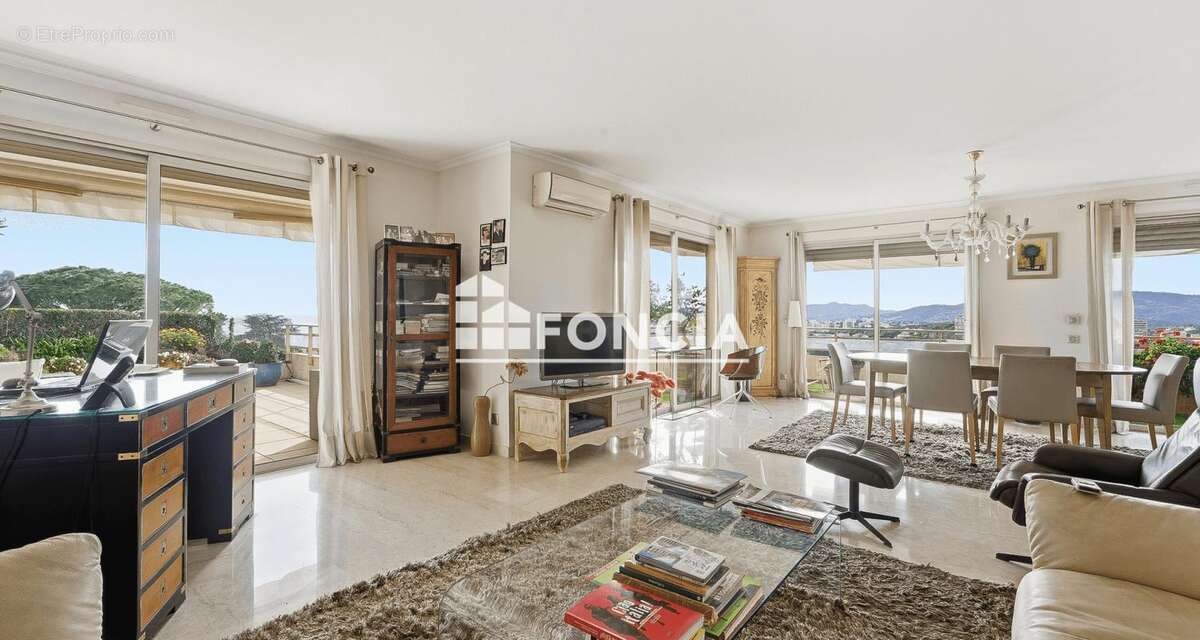 Le Cannet – Vue mer panoramique sur la baie de Cannes, T3 de 99 m² avec 100 m² d'extérieur, piscine et box - photo 4