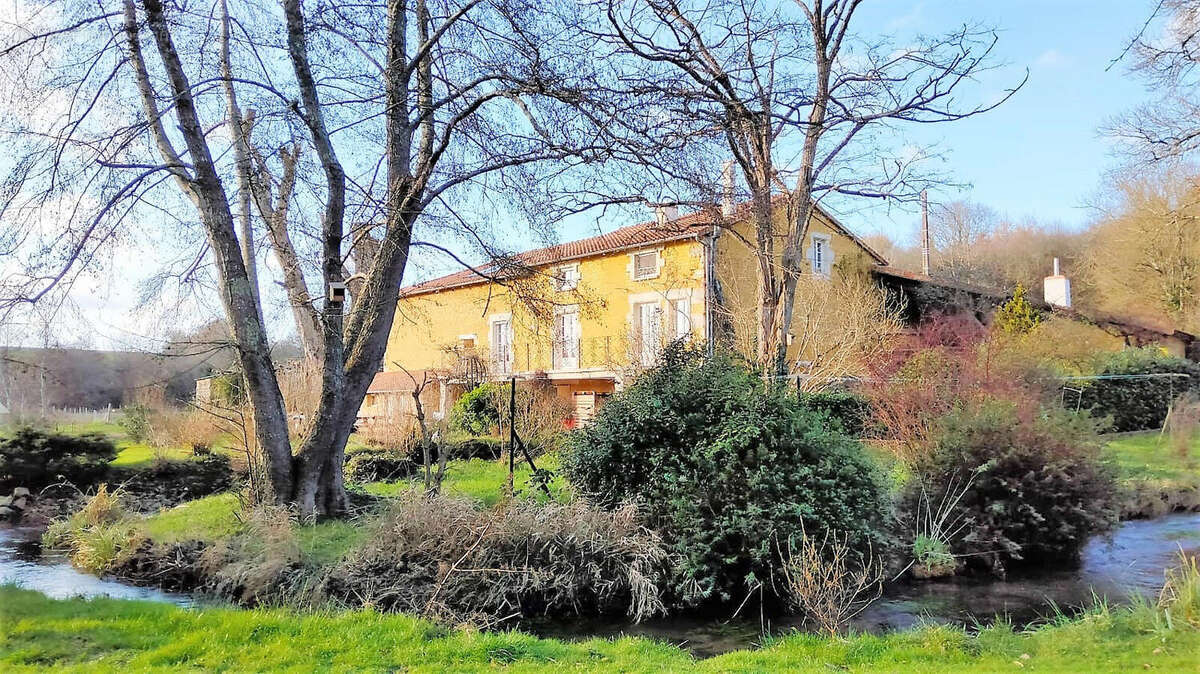 Charente. Moulin en Pierre pour Amoureux de la Nature, 8 ha, Ruisseau, Etang, Maison d'Amis, Bois - photo 2