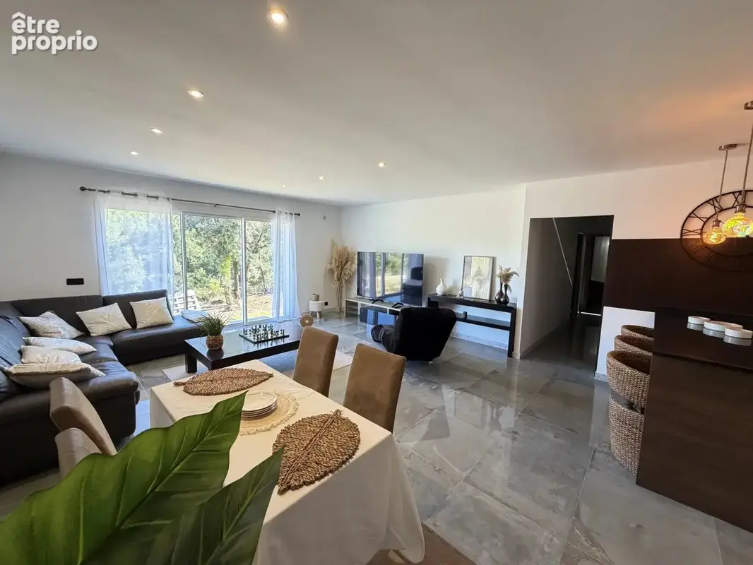 Figanières – maison récente de plain-pied – 109 m² – 3 chambres – dpe a – terrain 1 062 m² - photo 2