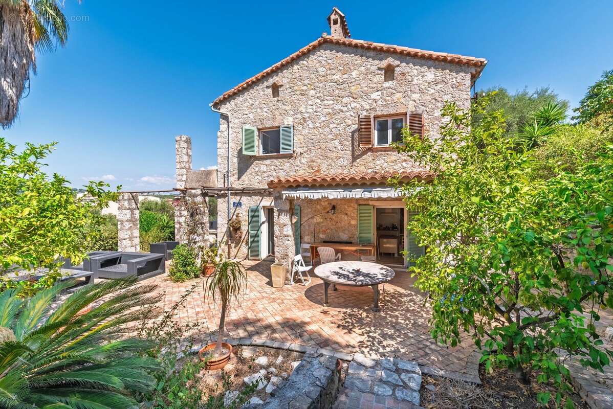 Century 21 Hanna Logis vous propose une magnifique maison en pierre située dans l’un des quartiers les plus recherchés d’Antibes - photo 6
