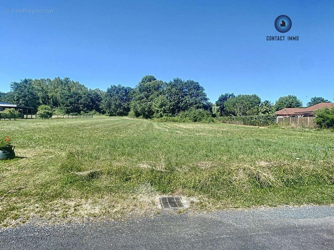 Terrain à BRIGNAC-LA-PLAINE