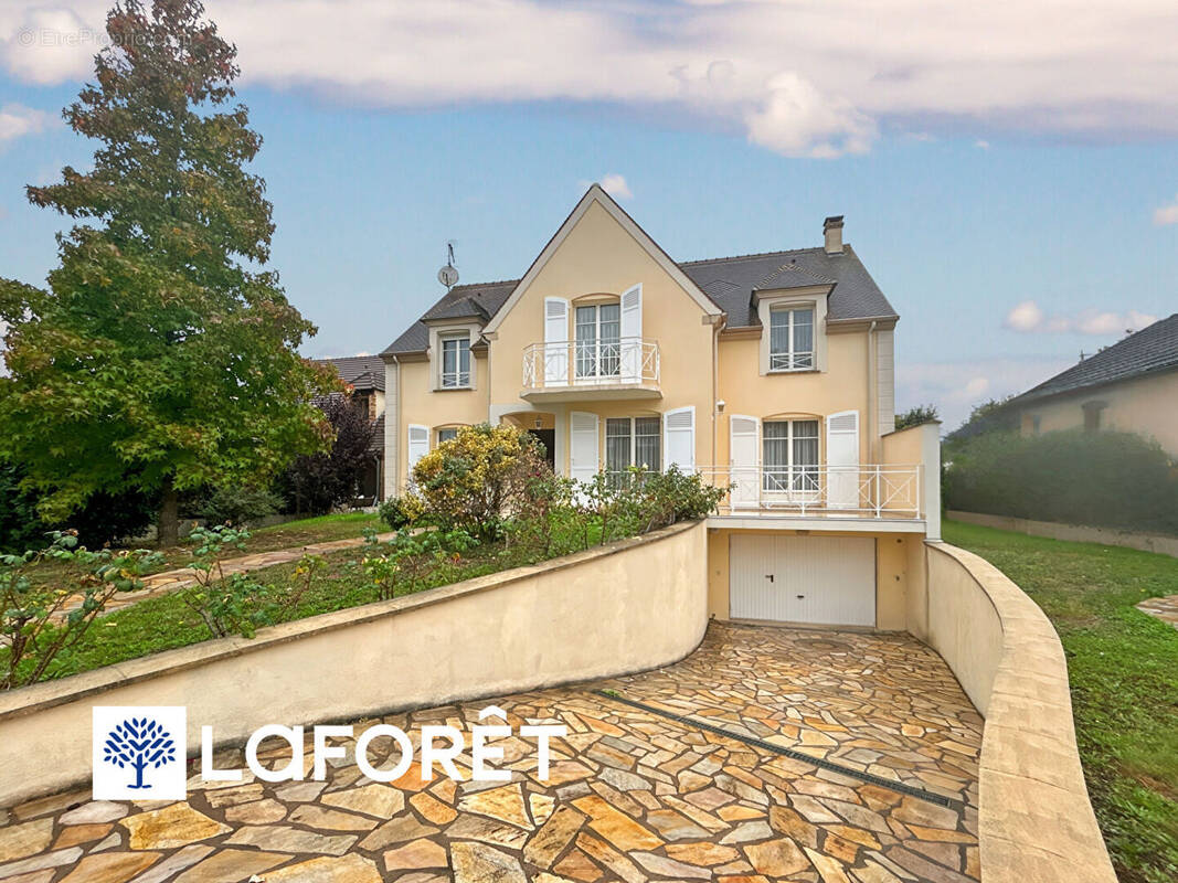 Maison à SAINTE-GENEVIEVE-DES-BOIS