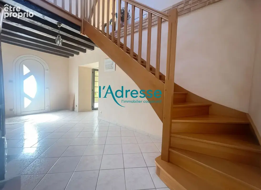 Maison familiale de 235 m² avec terrain arboré de 5 200 m² - photo 2