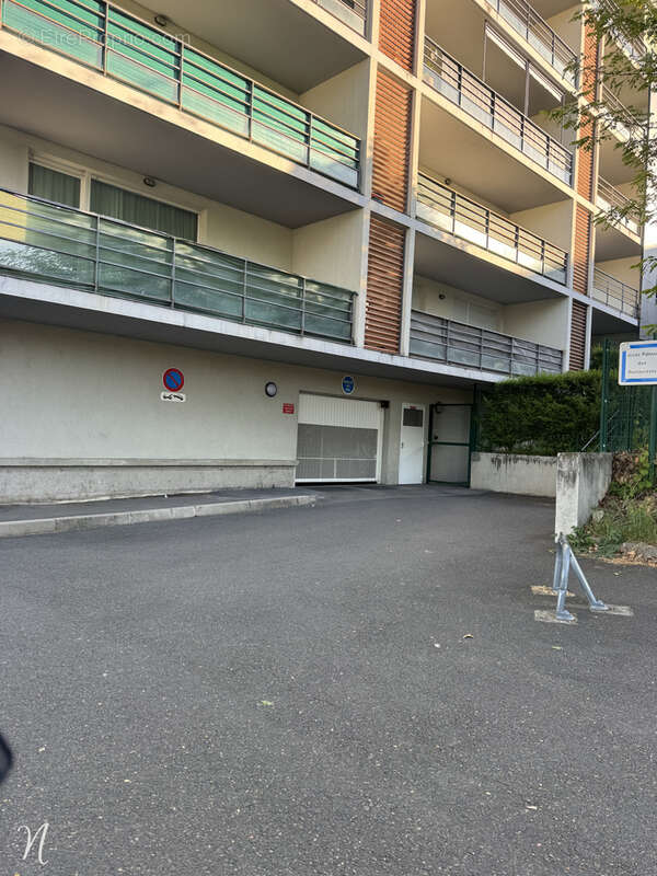 Parking à SAINT-PRIEST-EN-JAREZ