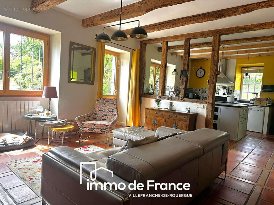 Propriété Villefranche de Rouergue, 168 m², 4 chambres, nombreuses dépendances sur 3816 m² de terrain clos attenant - photo 4