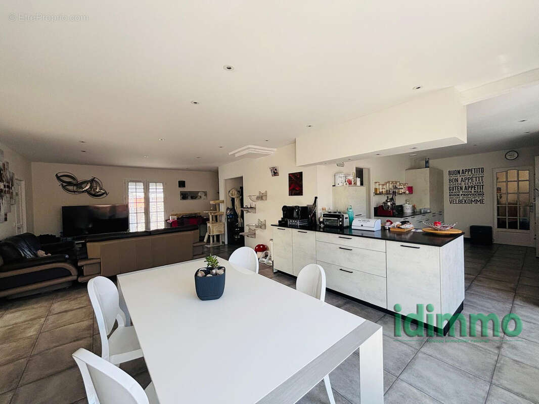 Magnifique ensemble immobilier de 350 m2, avec 2 logements , dans un lieu recherche, avec piscine sur un terra - photo 8