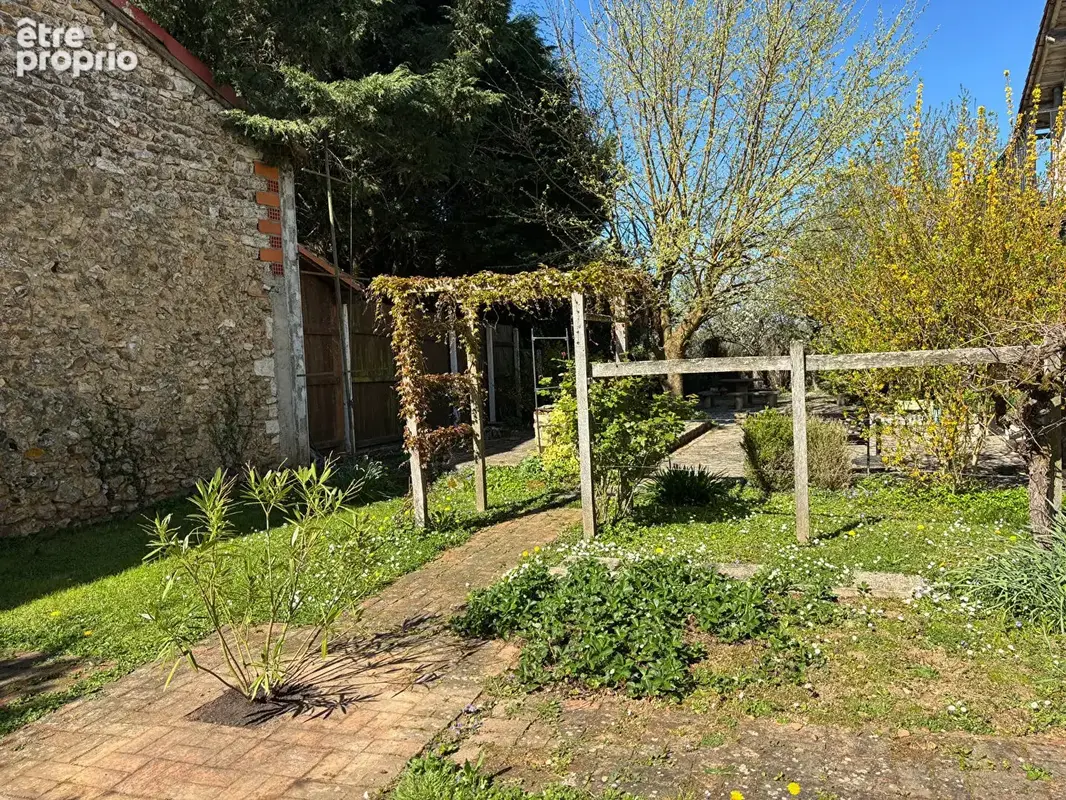 Charmante maison de caractère rénovée avec  4 chambres, grange et jardin arboré - photo 19