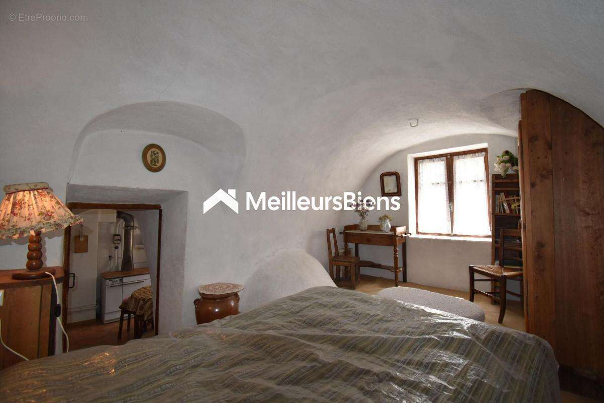Maison de village, mitoyenne, à Névache, 140 m², 4 chambres, petit jardin, cave voûtée et cheminée - photo 21