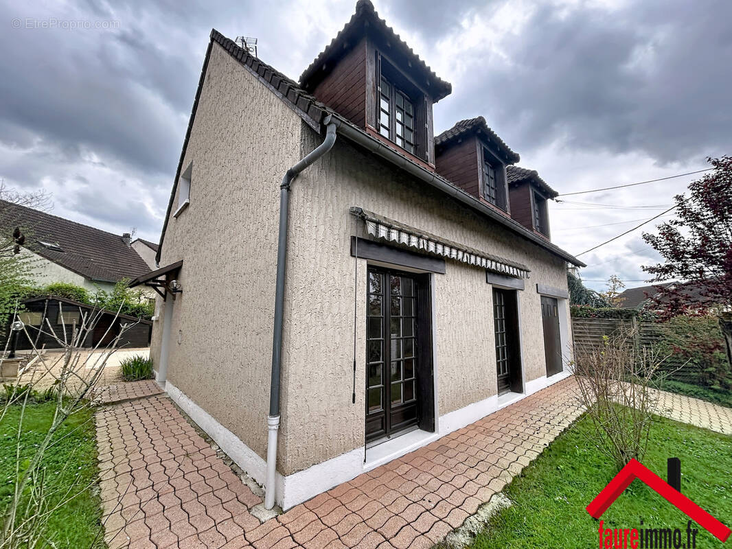 Maison à SAINT-PANTALEON-DE-LARCHE