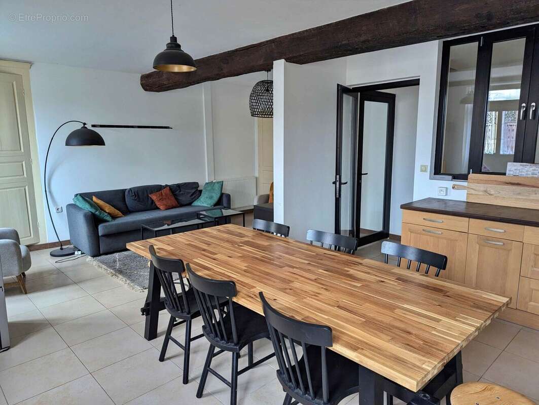 cuisine aménagée avec séjour et salon - Maison à BAZARNES