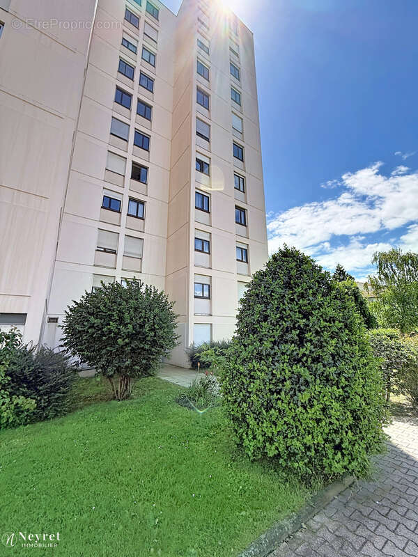 F4 avec parking securise et cave a st etienne montat - photo 2