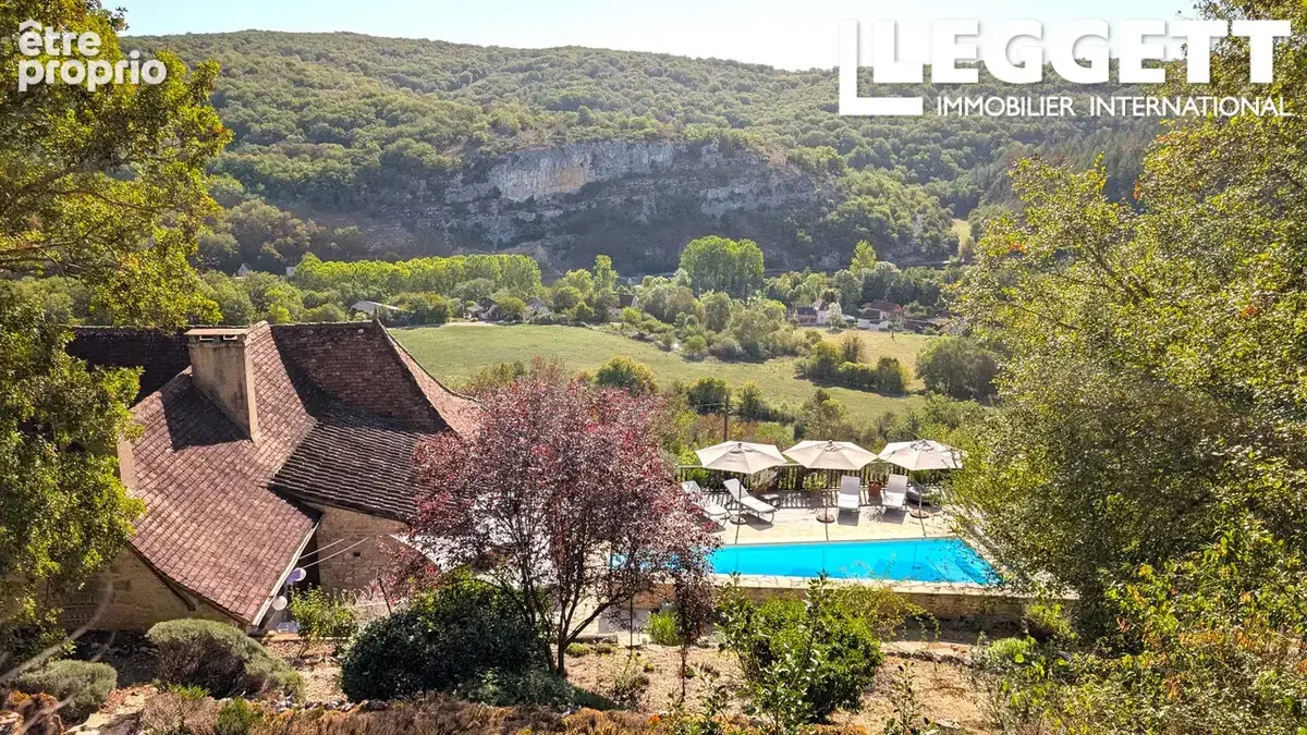 Exceptional property (2 houses, swimming pool, 13 ha woods/meadows) with panoramic views over the Célé valley - photo 2