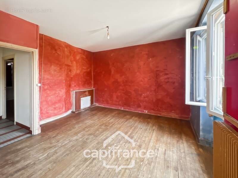 Maison à renover avec fort potentiel, cour et garage - photo 4