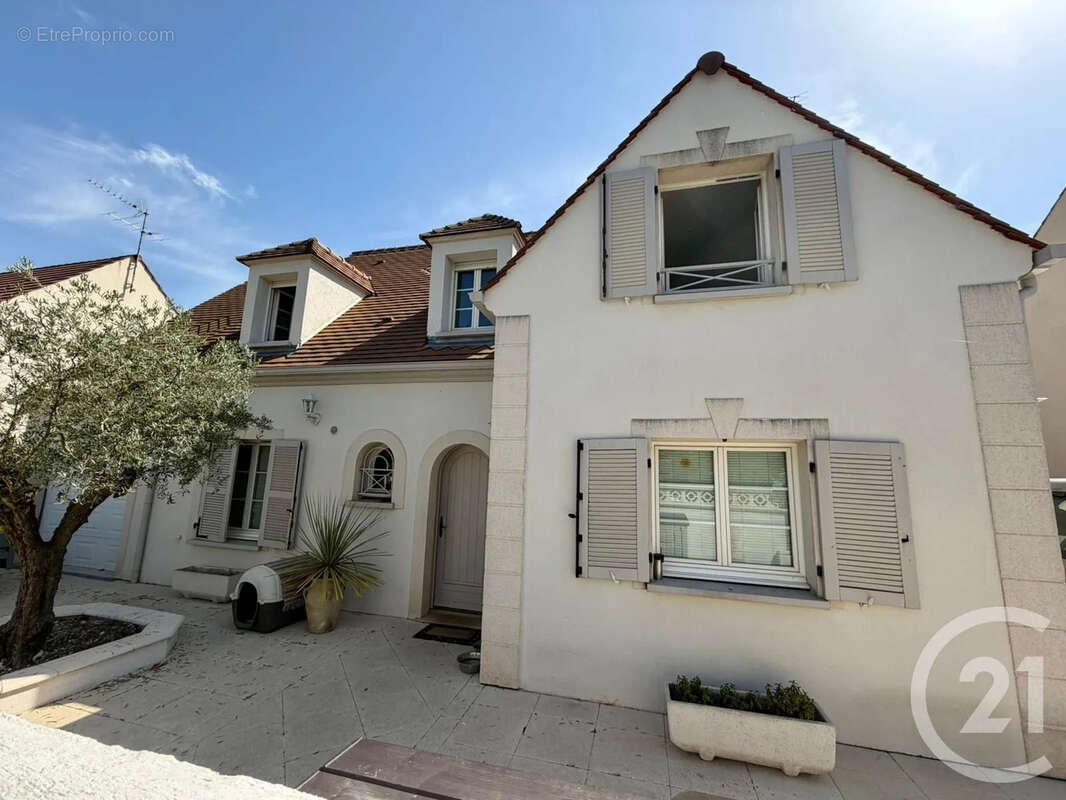 Maison 205 m² à Thieux  - photo 2