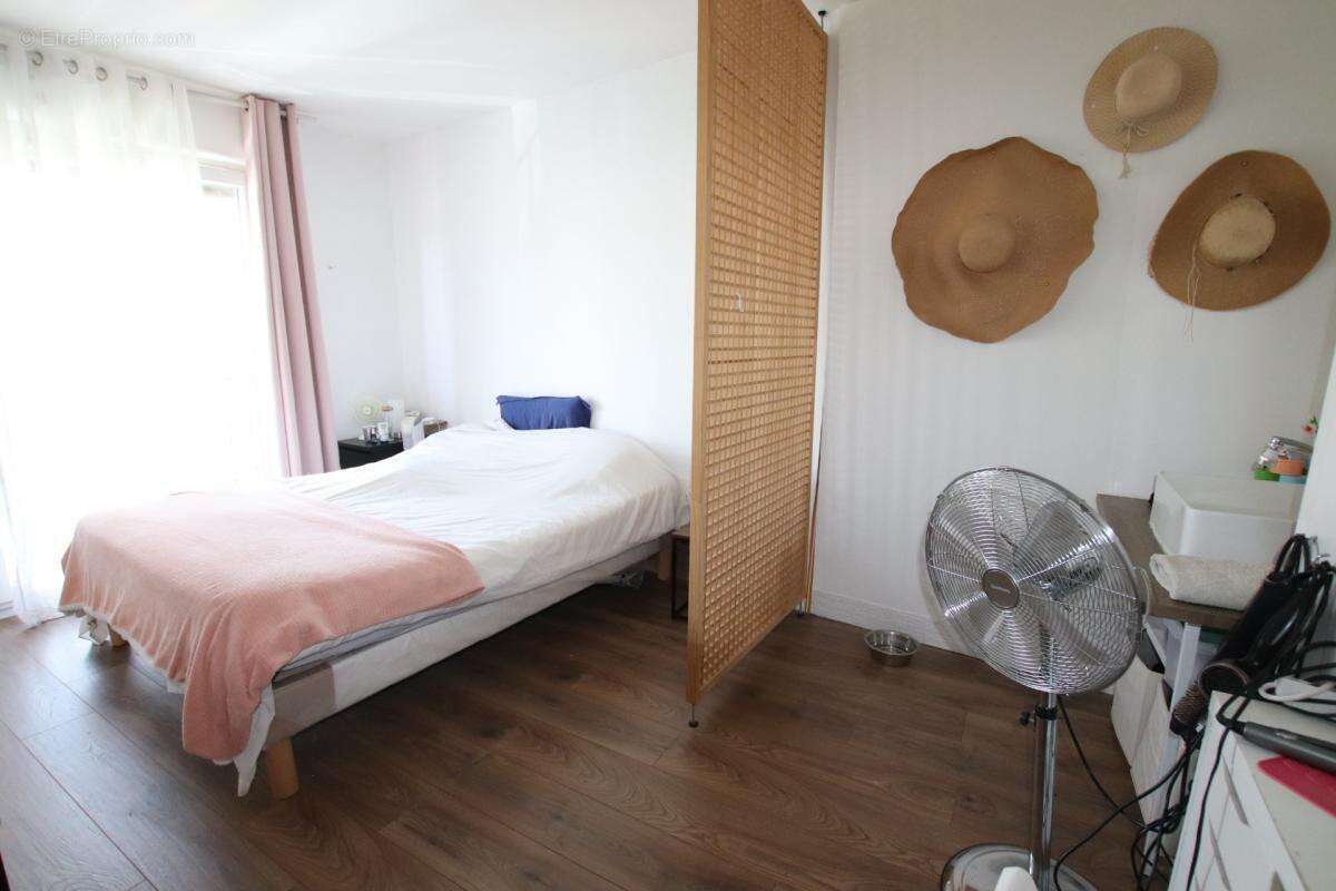 ORLEANS, secteur proche faubourg bannier, à 6' à pied de la gare appartement de plus de 100m2, 3 chambres à rafraichir - photo 8