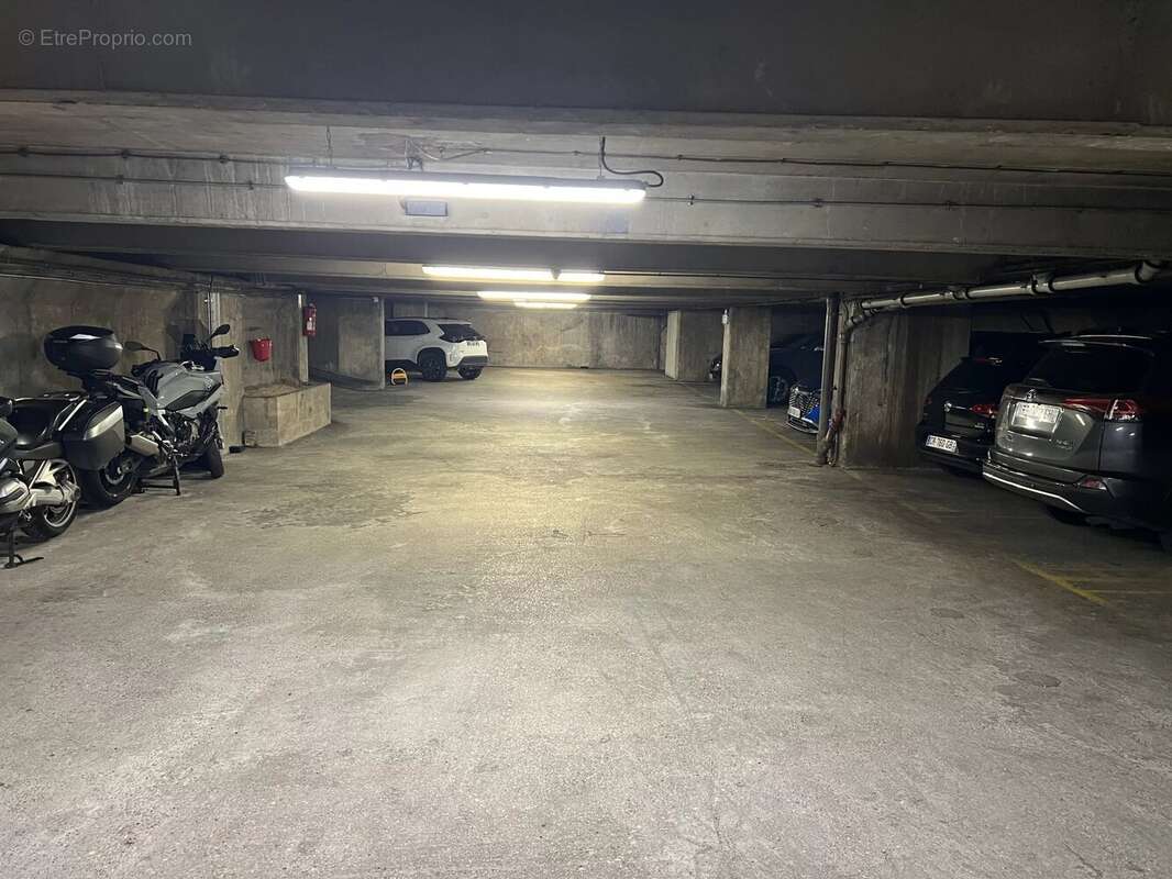 Parking à PARIS-16E