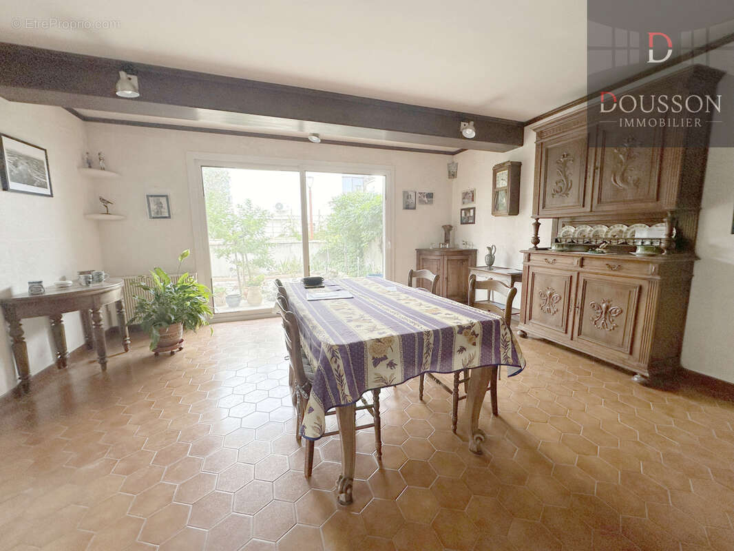 Saintes-maries-de-la-mer - a vendre - maison 230m2 - 9 pieces - photo 3