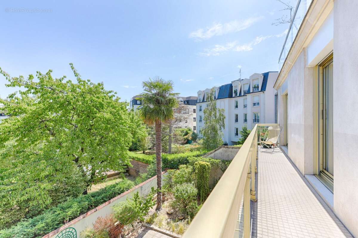 Appartement à LA GARENNE-COLOMBES