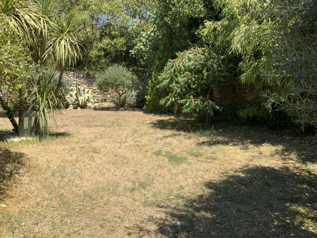 Villa de plain pied dans un quartier résidentiel d'Uzès sur un terrain de 1500 m2 avec piscine. - photo 11