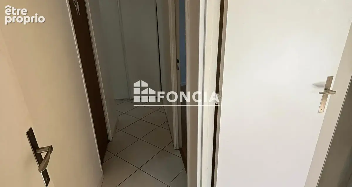 3 pièces au premier étage sans ascenseur avec grand balcon filant, parking extérieur et cave, dans résidence arborée, sécurisée - photo 12