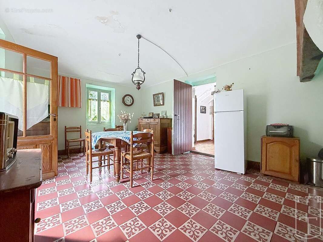Maison en pierre A RENOVER avec possibilité de créer plusieurs logements. - photo 17