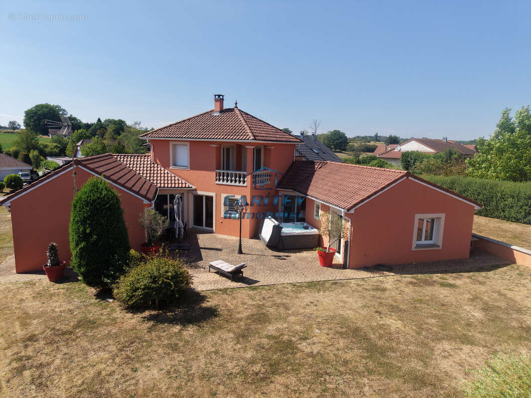 Magnifique maison de 180 m2 sur un terrain de 1753 m2 située sur la commune de ANDORNAY - photo 3