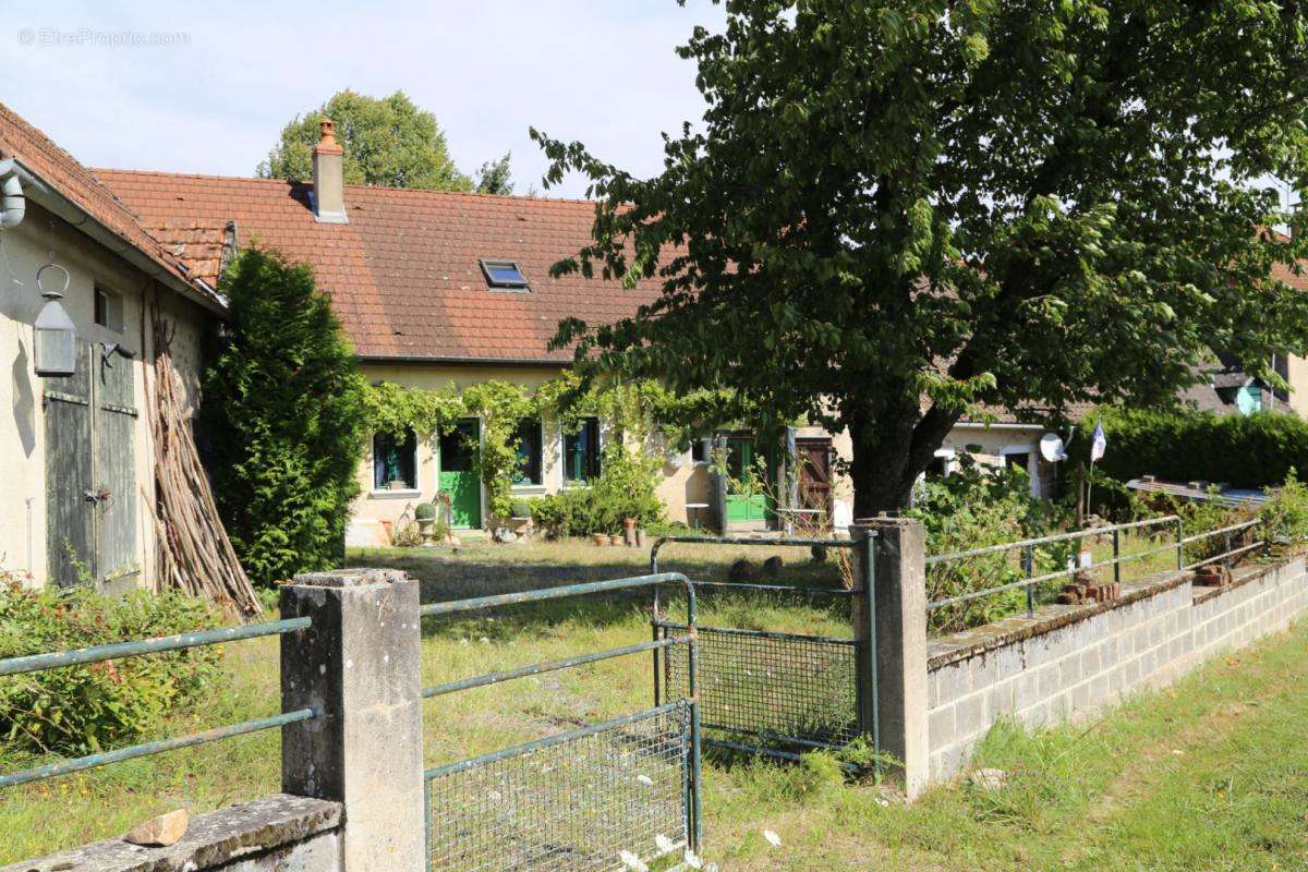 Maison à CHARBONNAT