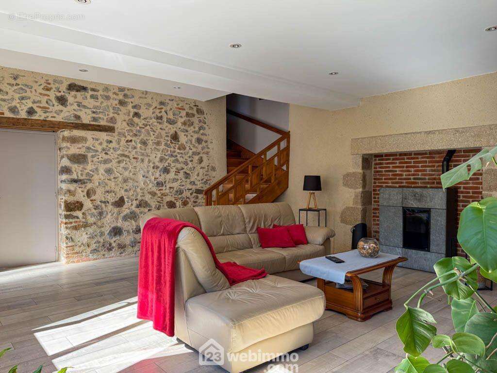 agrémenté d'un poêle à pellets. - Maison à POUZAUGES
