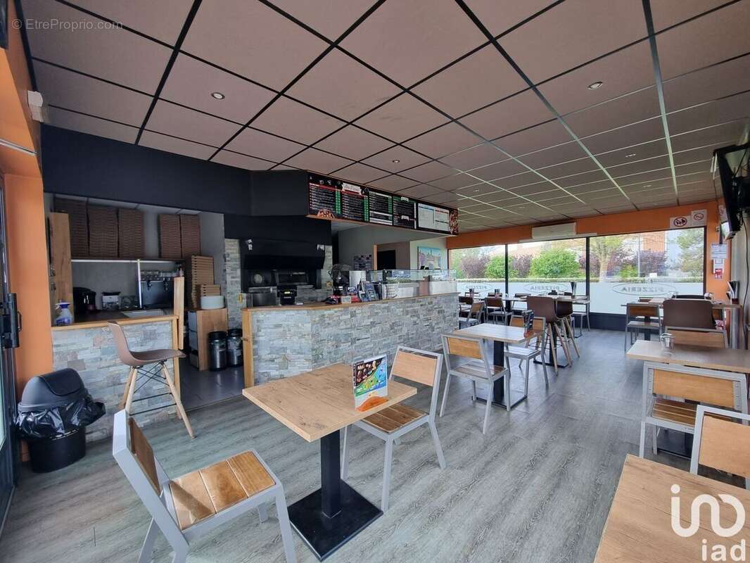 Photo 8 - Commerce à VOUILLE