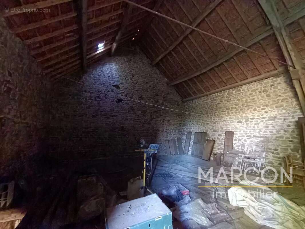 Maison à SAINT-HILAIRE-LE-CHATEAU