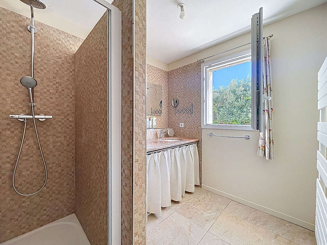 Maison à LE PUY-SAINTE-REPARADE