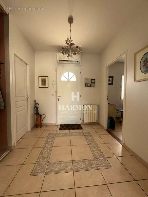 Harmon à vendre :  Élégante maison de plain-pied avec piscine à Pau - photo 3