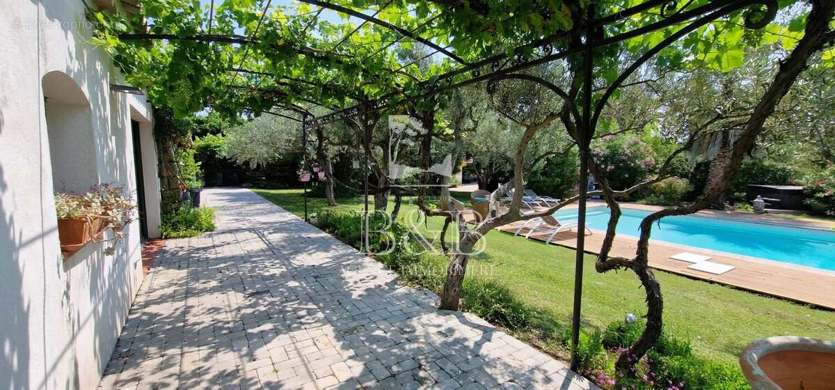 Maison à ROQUEBRUNE-SUR-ARGENS