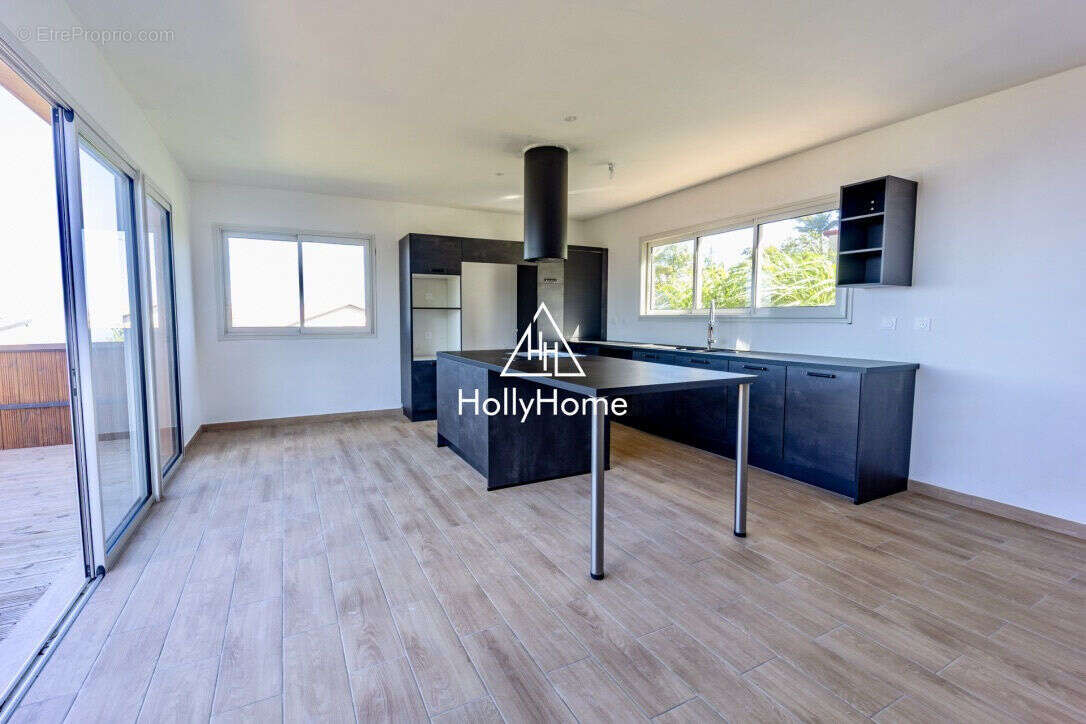 Maison 110 m² à Les Avirons  - photo 6